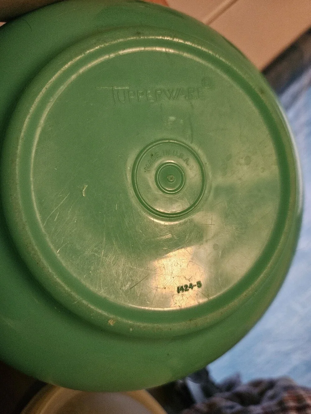 VINTAGE * Tupperware Lettuce Keeper * 1424-4 w/ LID & Spike